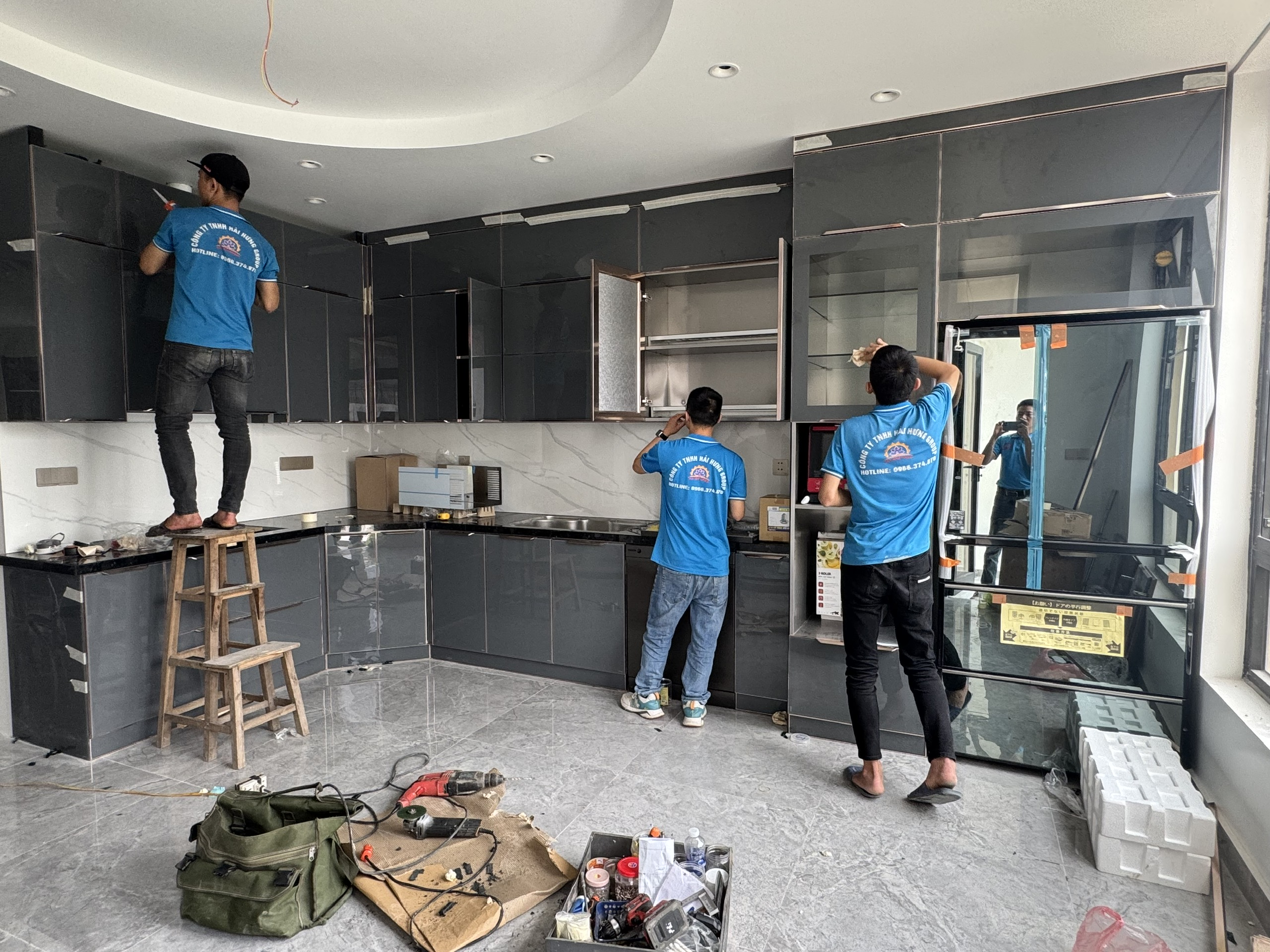 Những l&yacute; do n&ecirc;n chọn tủ bếp inox - c&aacute;nh k&iacute;nh