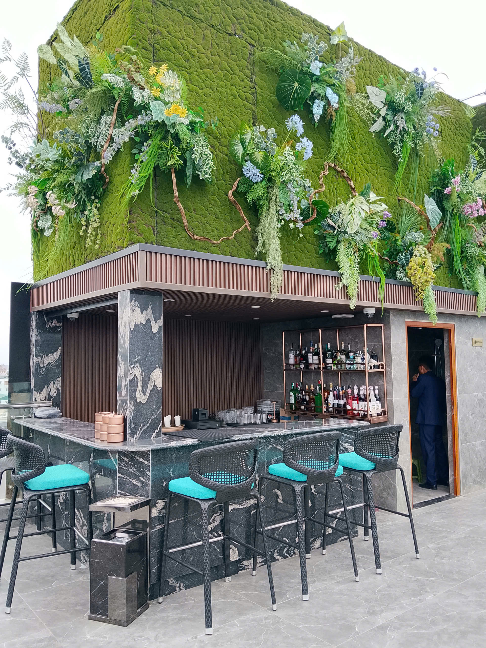 L'HERITAGE HOTEL RESTAURANT SKY BAR