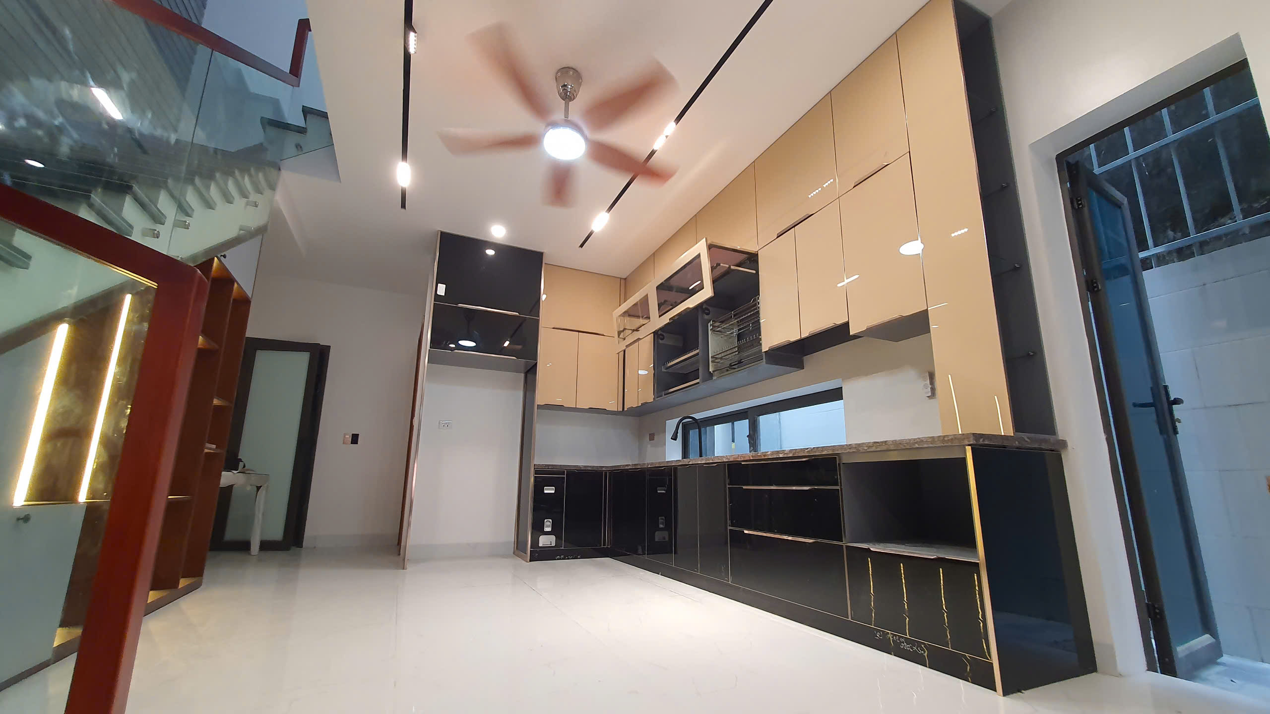 TỦ BẾP INOX CÁNH KÍNH (C.LAN ANH - TP.ĐIỆN BIÊN)