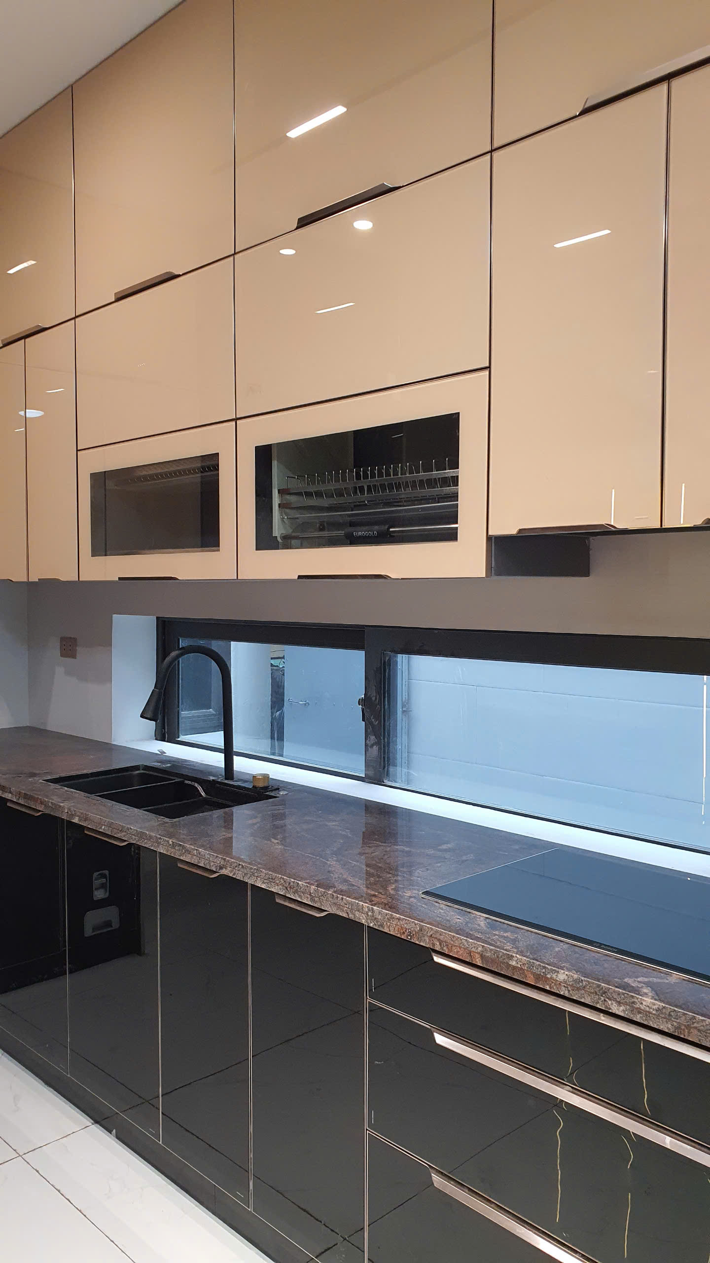 TỦ BẾP INOX CÁNH KÍNH (C.LAN ANH - TP.ĐIỆN BIÊN)