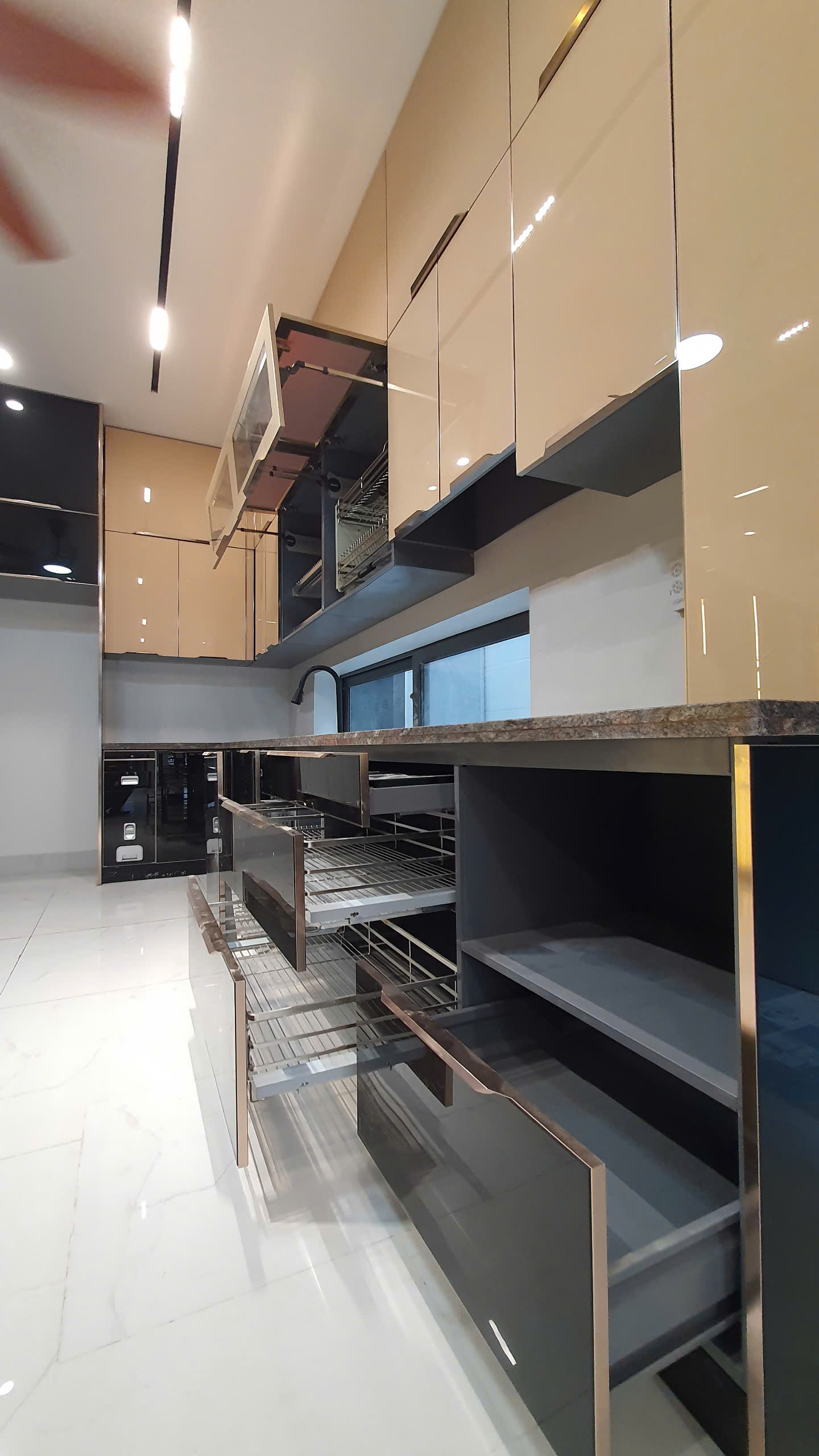 TỦ BẾP INOX CÁNH KÍNH (C.LAN ANH - TP.ĐIỆN BIÊN)