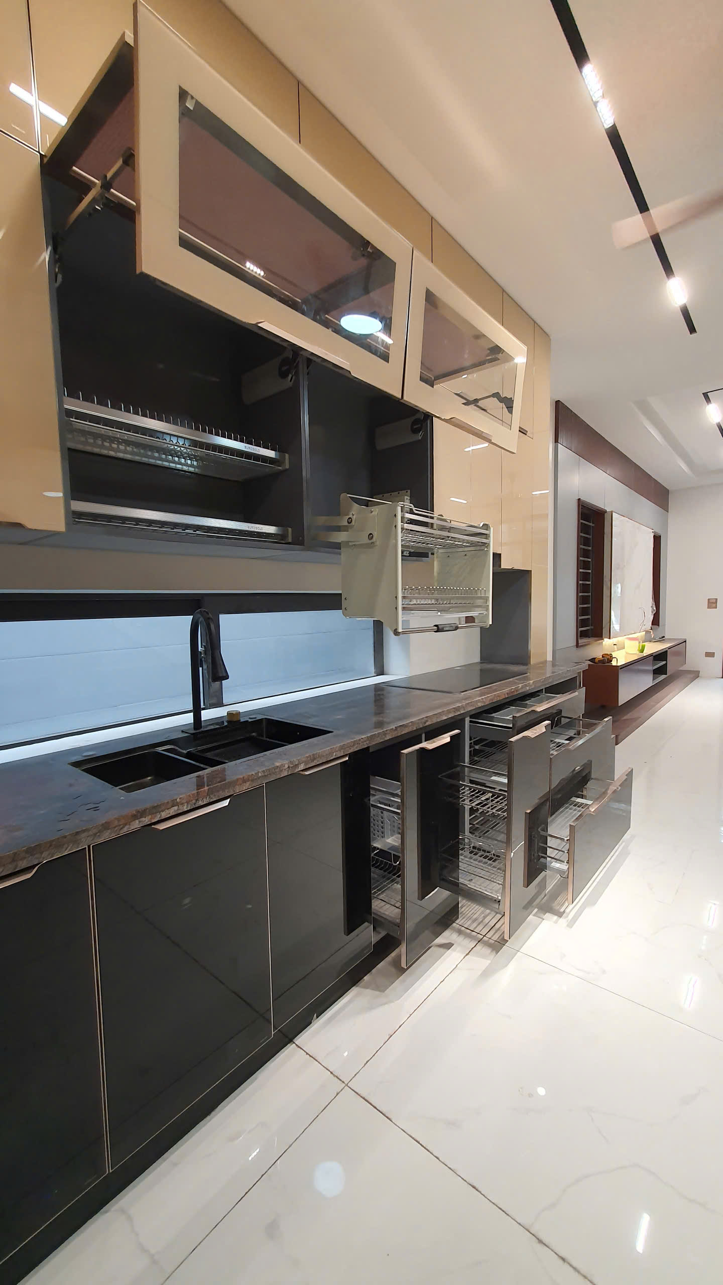 TỦ BẾP INOX CÁNH KÍNH (C.LAN ANH - TP.ĐIỆN BIÊN)