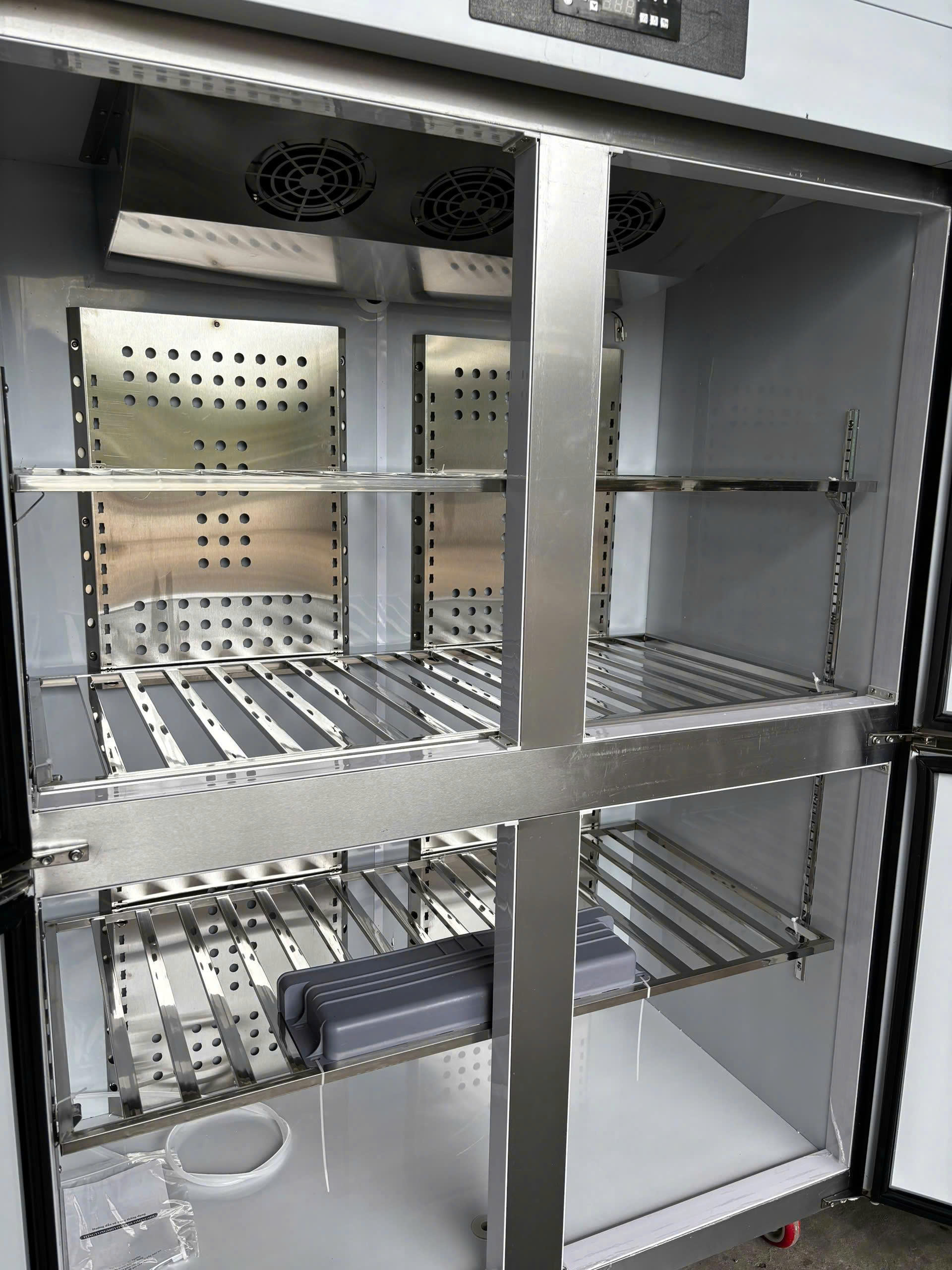 TỦ ĐÔNG ĐỨNG 4 CÁNH INOX
