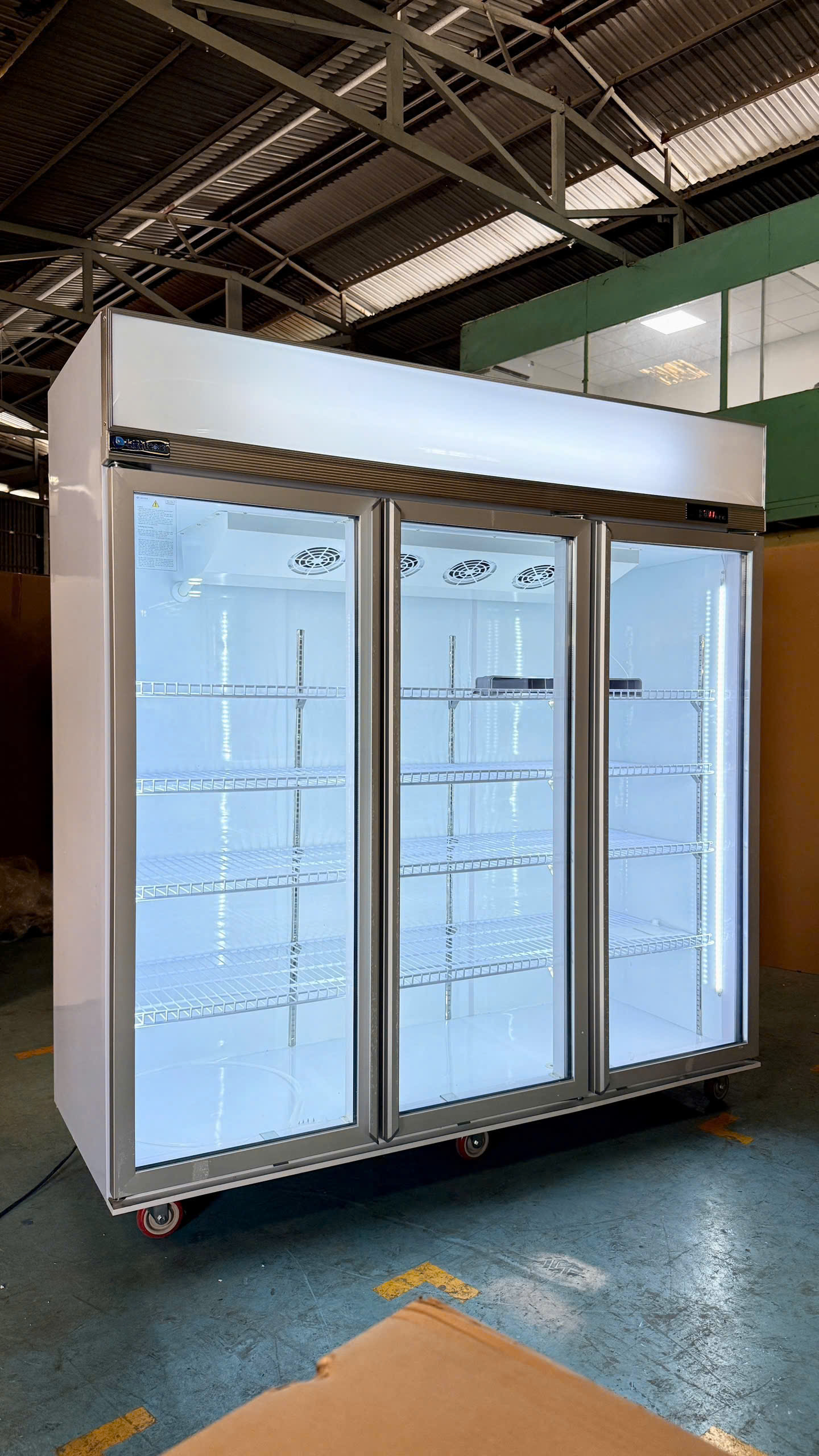 TỦ TRƯNG BÀY 3 CÁNH KÍNH